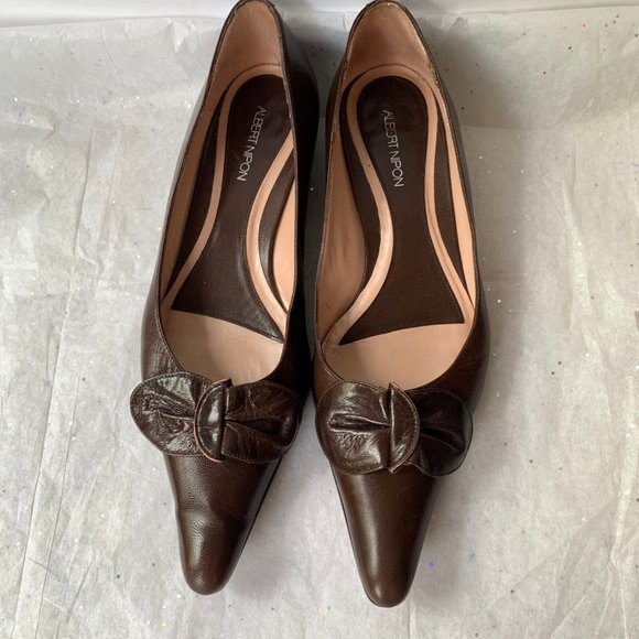 Albert Nipon Brown Leather Pointed Toe Kitten Heels Floral Detail - Size 8 Spain - Picture 2 of 12